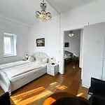 Zu Den Linden Hotel