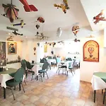Zu Den Linden Hotel